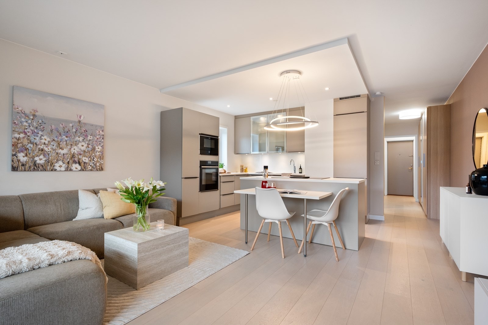 Nydelig kjøkken i moderne farger Galleribilde