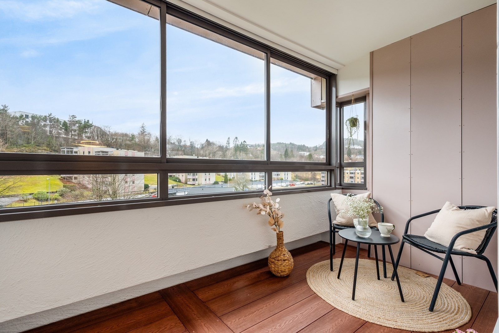 Balkongen er innglasset og fungerer som en forlengelse av stuen Galleribilde