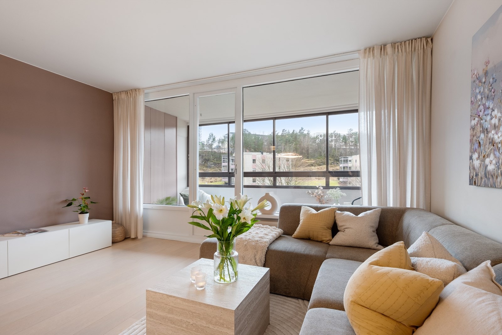 Stuen er romslig og har pene, rene overflater Galleribilde