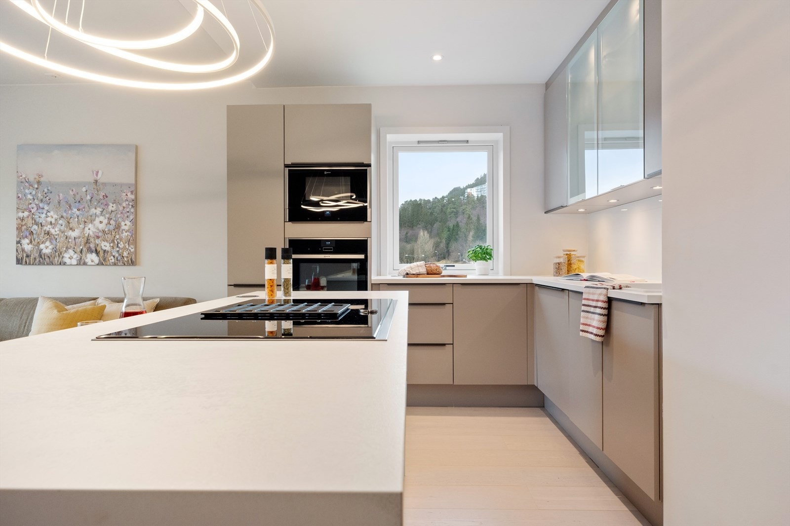 Endeleilighet med kjøkkenvindu som gir deg både utsikt og naturlig lys Galleribilde