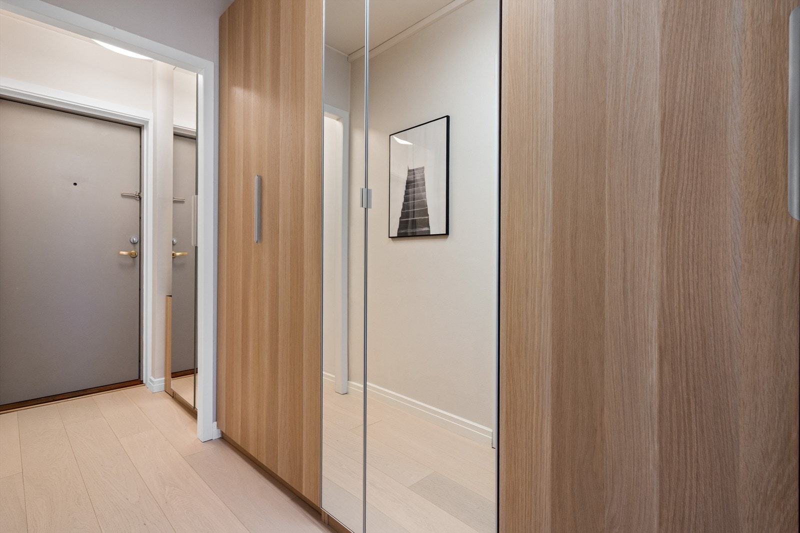 Rikelig med garderobeplass i gangen Galleribilde