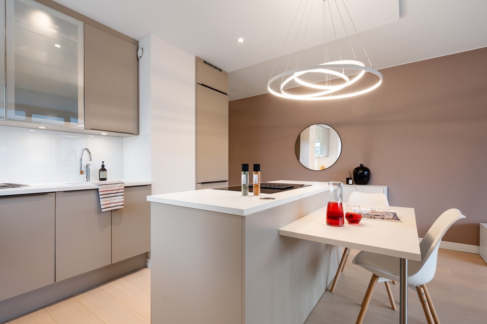 Kjøkkenøyen fungerer som et naturlig skille mellom stuen og kjøkkenet Galleribilde