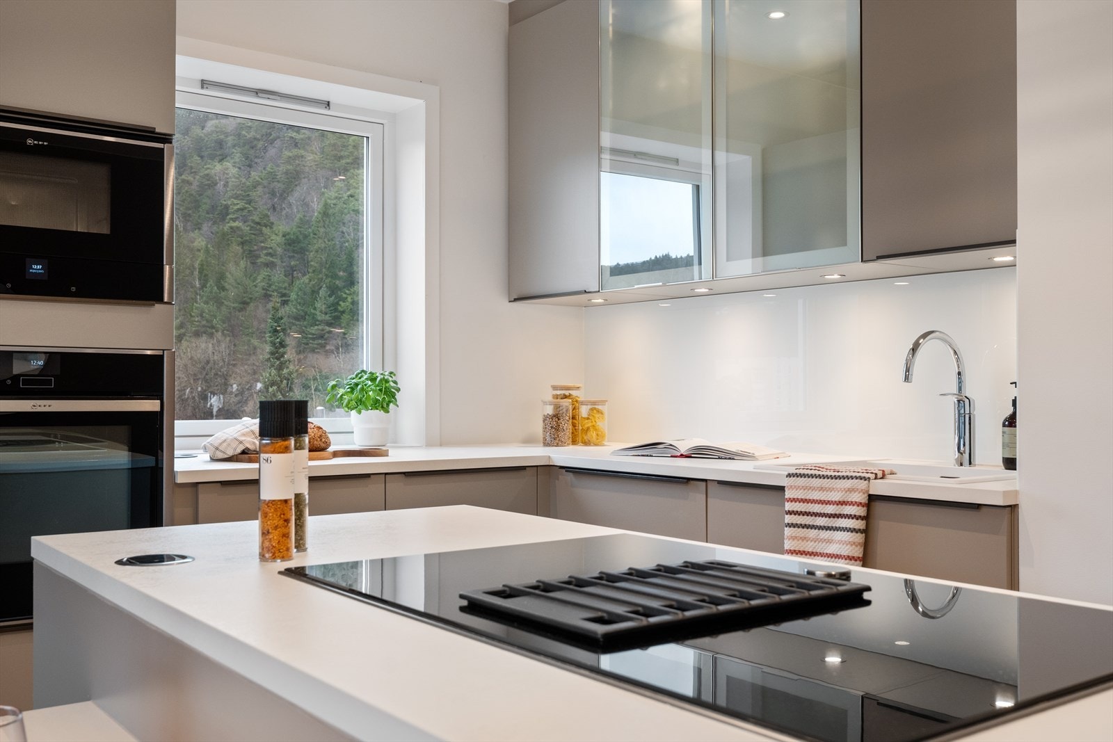 Lekkert kjøkken med eksklusive detaljer og utstyr Galleribilde