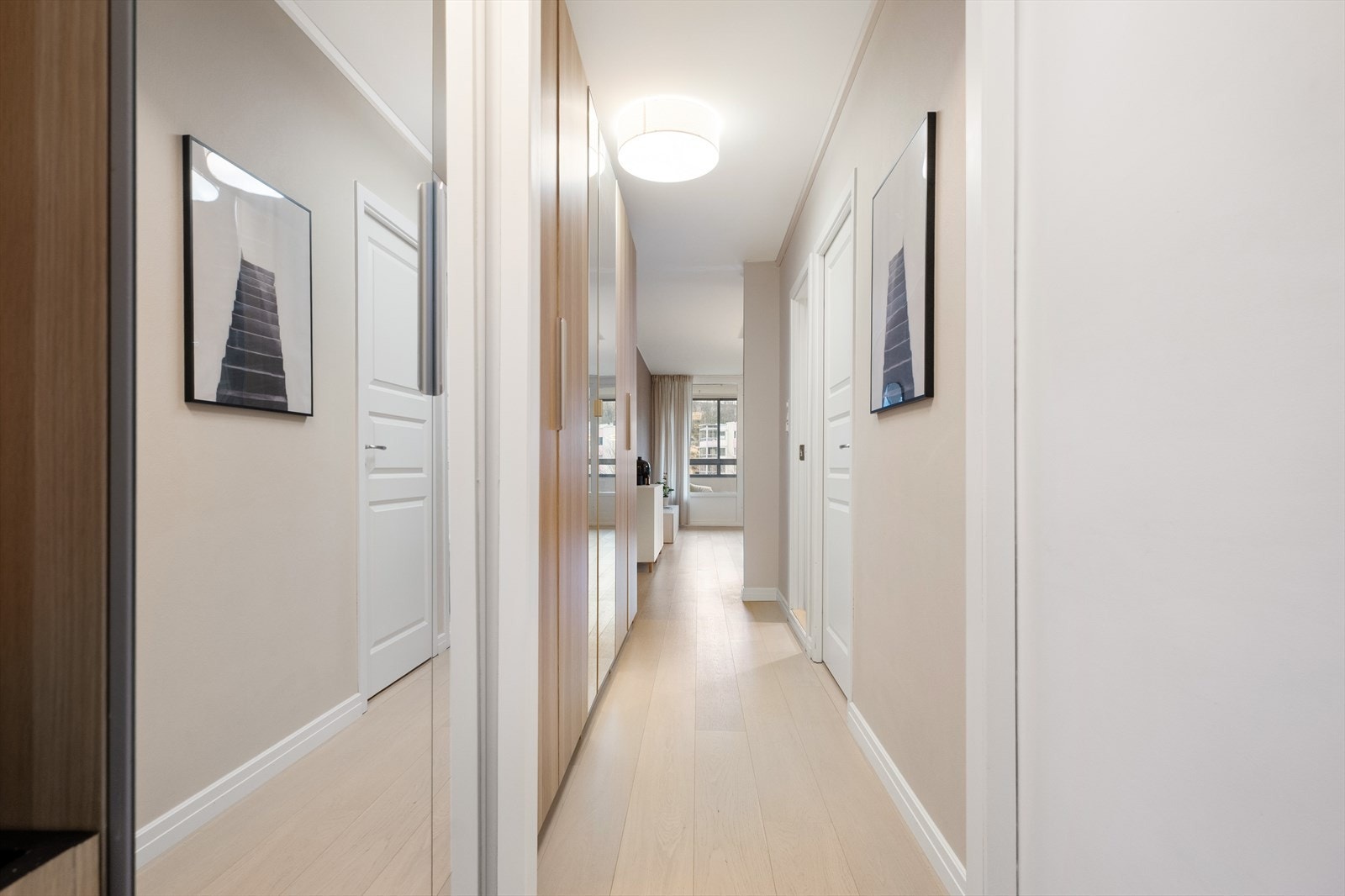 Videre er det tilkomst til både bad og soverom fra gangen Galleribilde