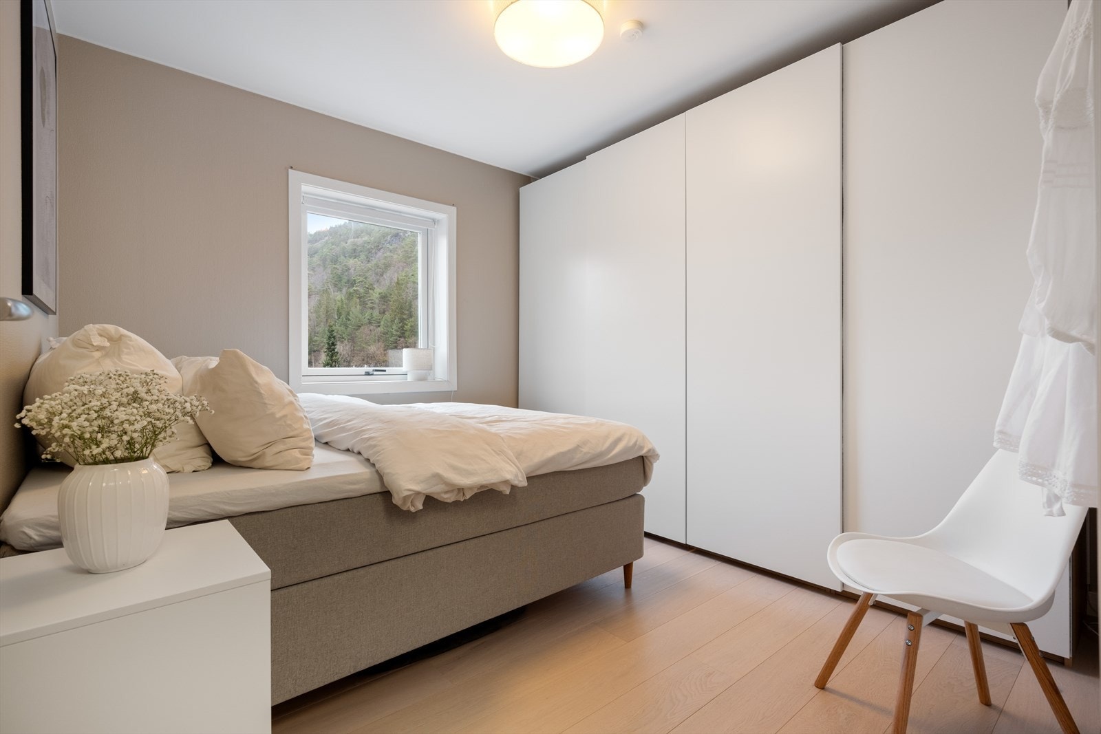 Romslig soverom på drøye 10 m² Galleribilde