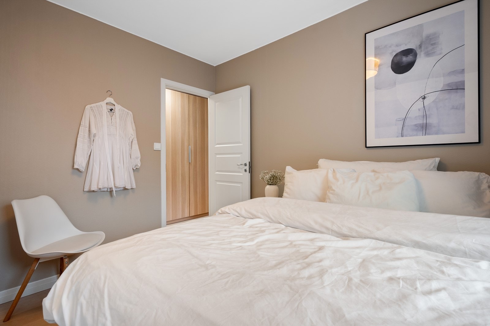 Soverommet har god plass til stor seng og har rikelig med garderobeplass Galleribilde