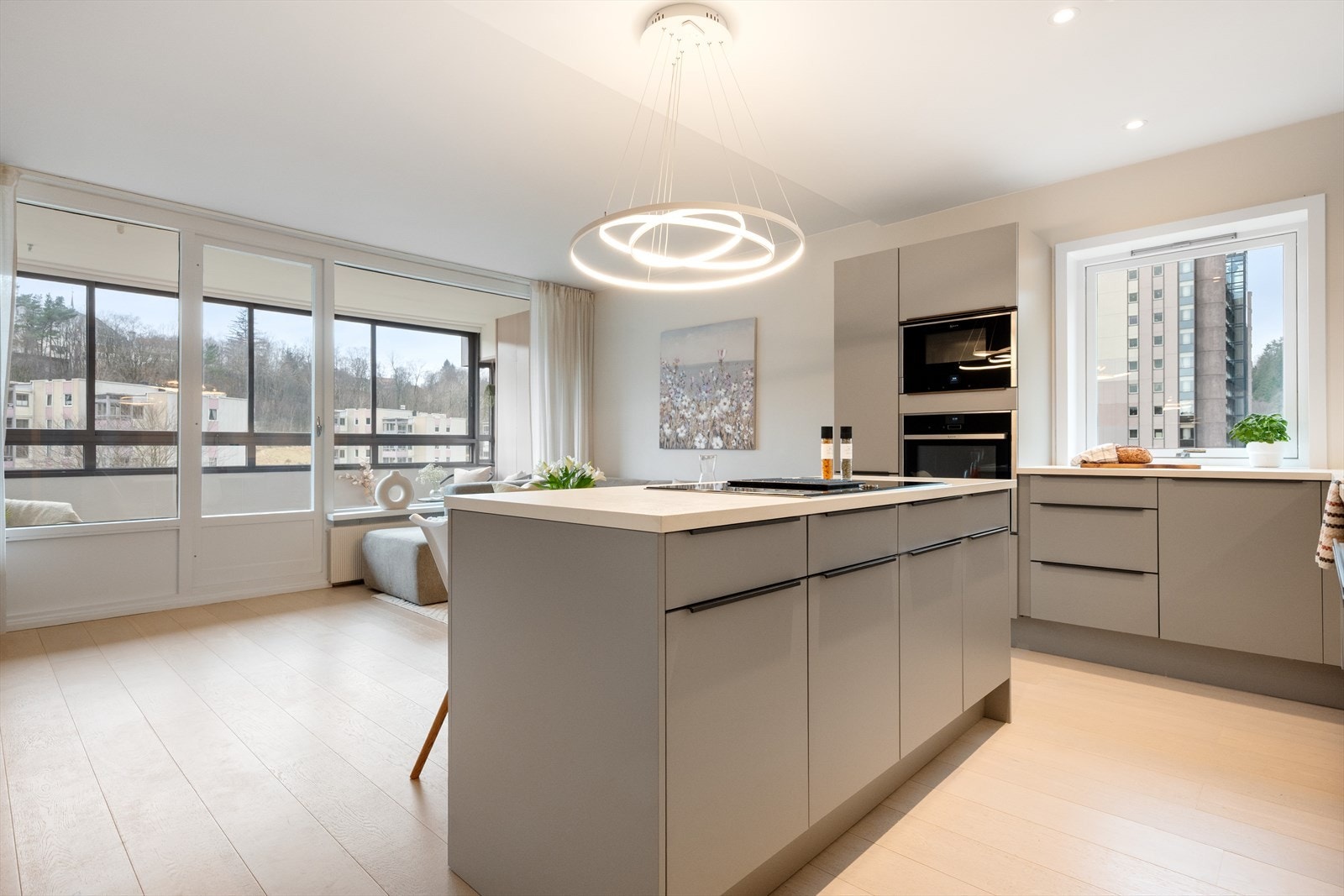 Radiatorovn via borettslagets sentralvarmesystem gir god og jevn varme. For øvrig inkl. i felleskostnadene. Galleribilde