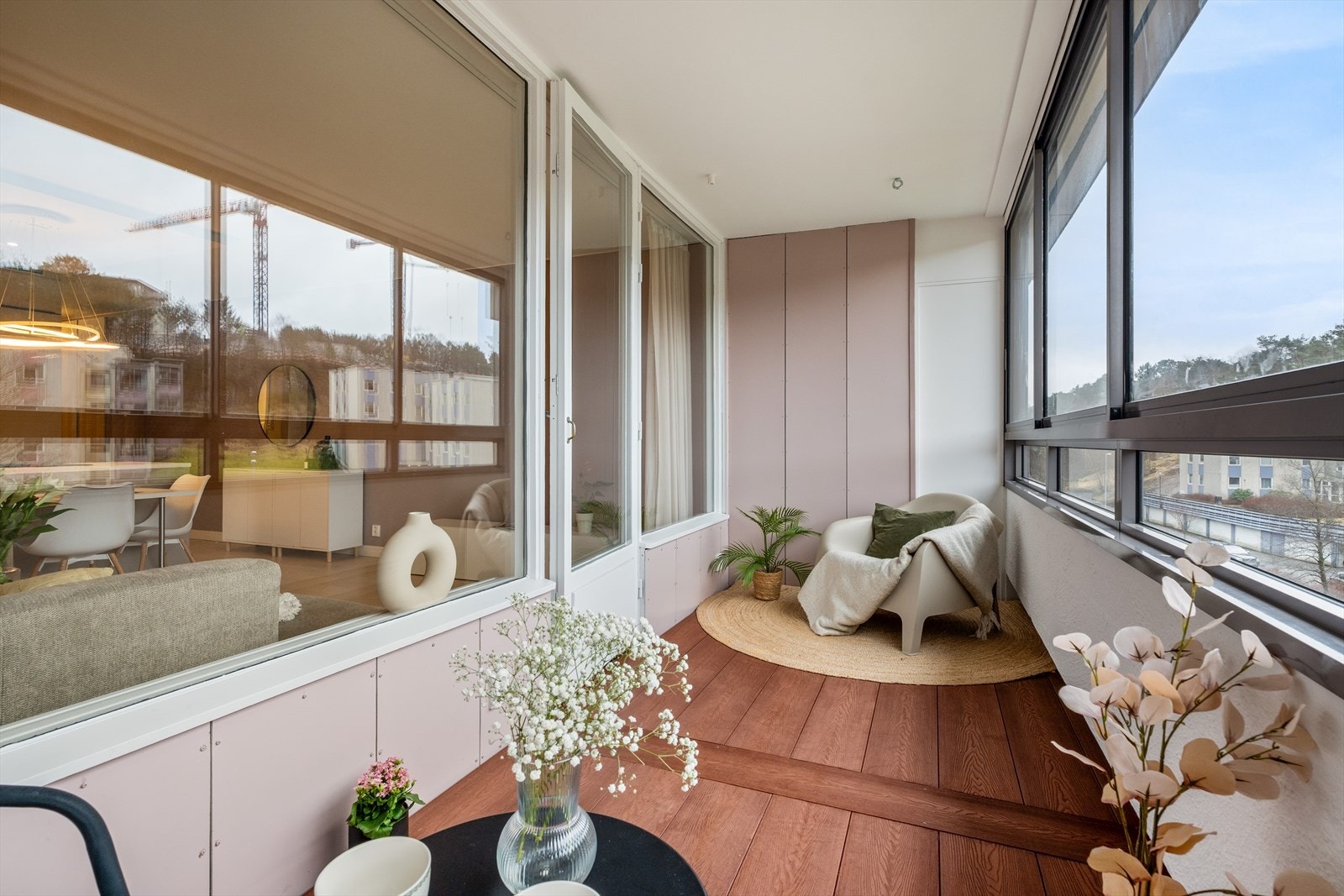 Kvaliteten på balkongen er oppgradert med flotte terrassebord Galleribilde