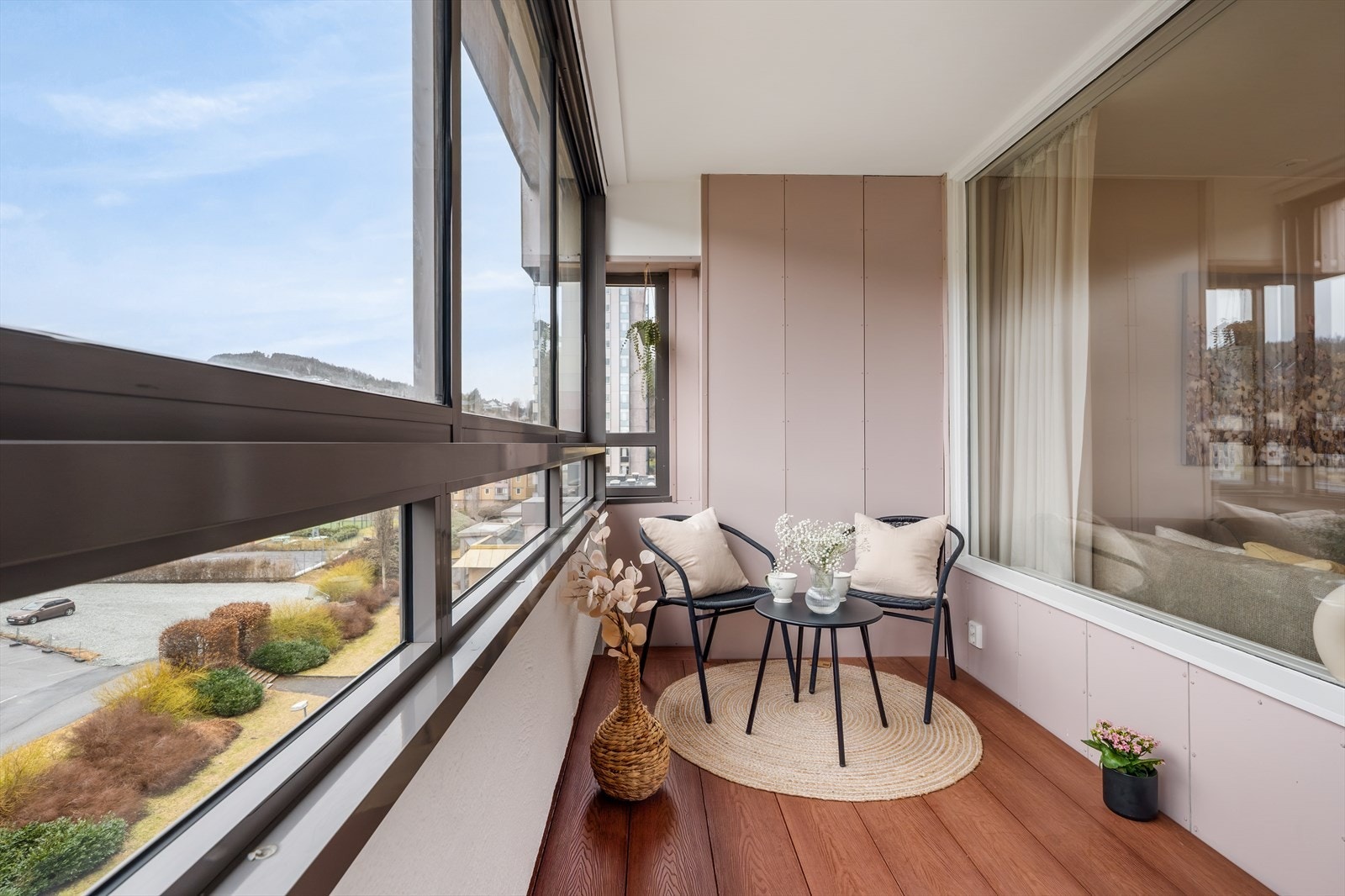 Vestvendt balkong i 7. etasje gir utsikt og sol, men ingen innsyn! Galleribilde