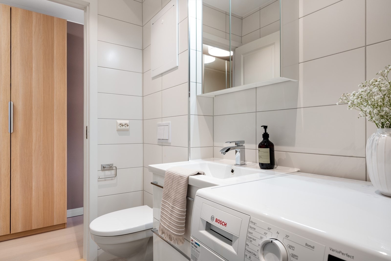 Rør-i-rørskapet befinner seg over toalettet Galleribilde