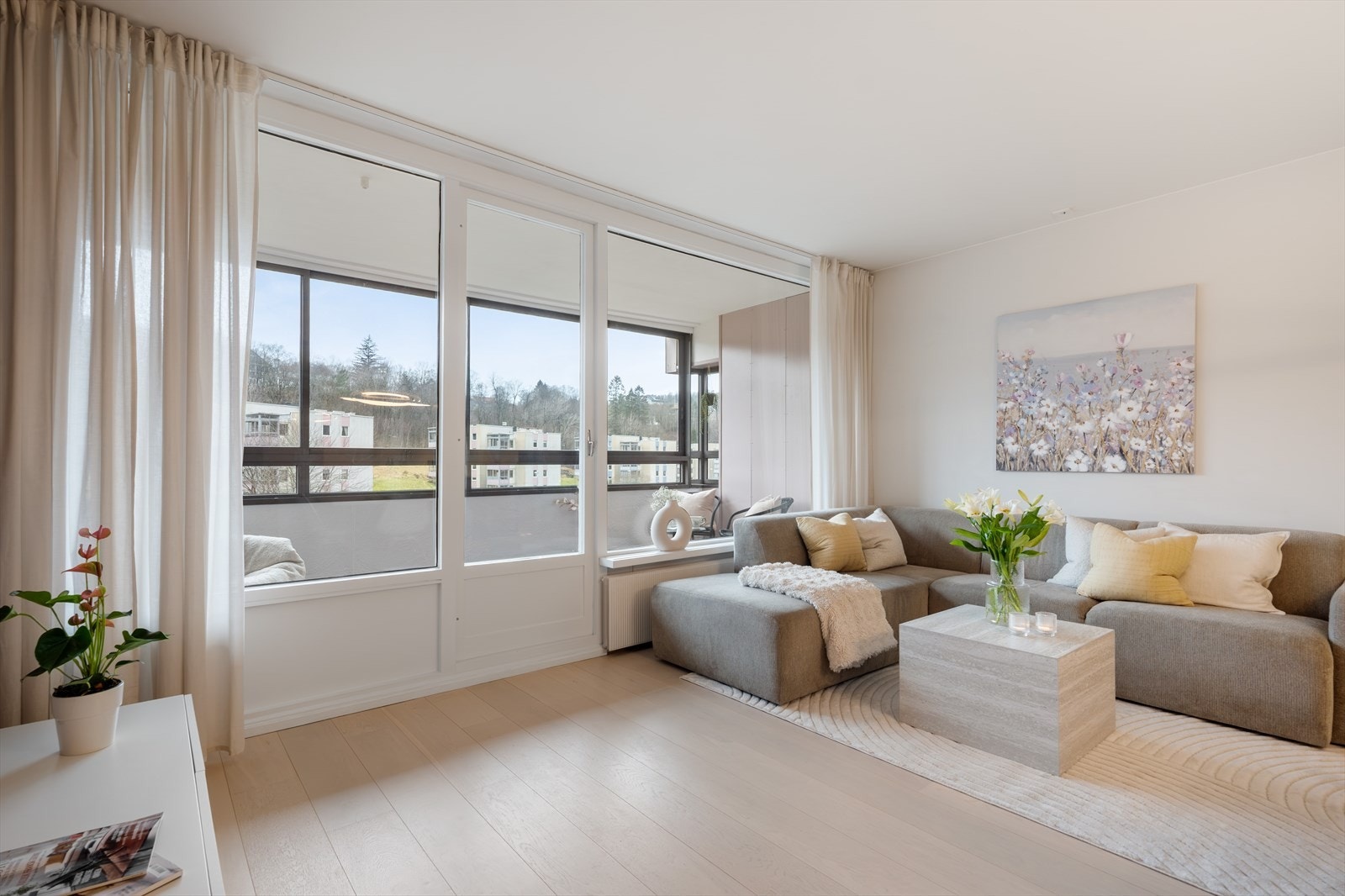 God plass til stor sofa Galleribilde