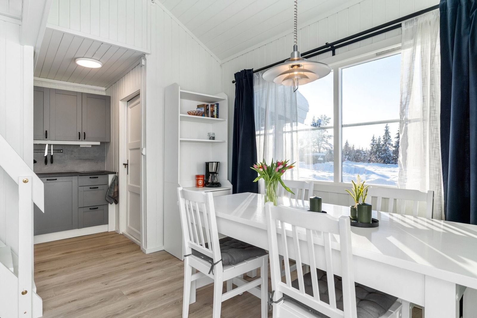 Koselig spiseplass med flott utsikt mot naturen. Galleribilde