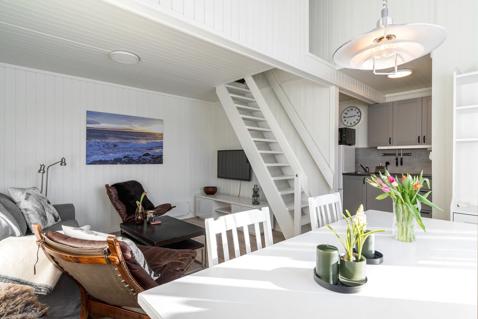 God takhøyde over spiseplassen gir en luftig romfølelse. Galleribilde