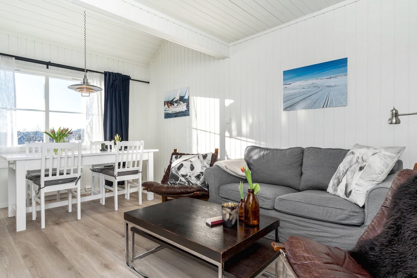 Store vinduer som fyller rommet med lys. Galleribilde