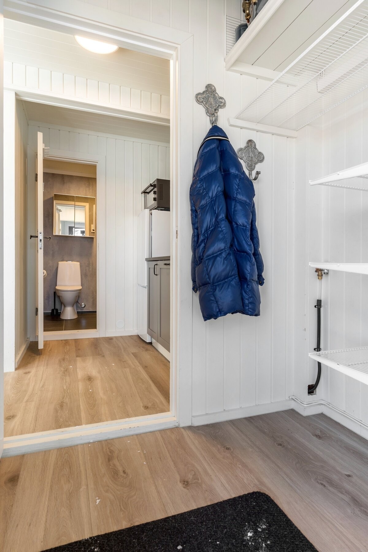 Velkommen inn! Hyller og knagger for enkel og ryddig oppbevaring av yttertøy. Galleribilde