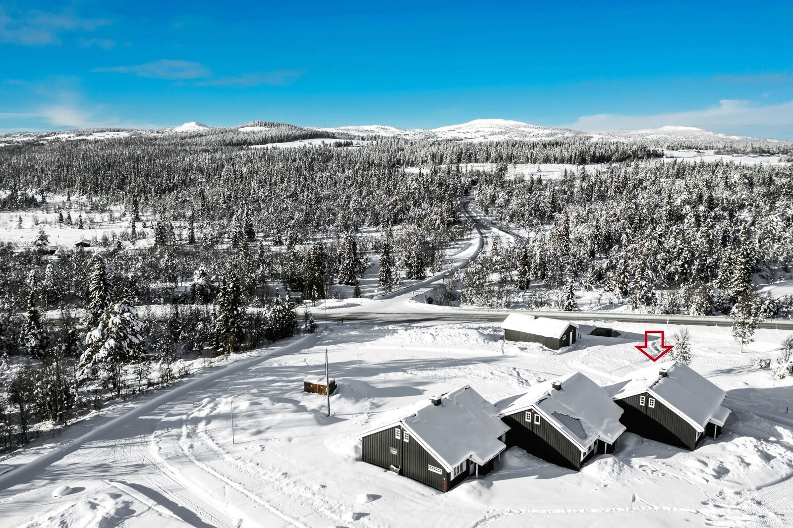 Fra tomten får du utsikt mot Bualie og Storefjell, et perfekt utgangspunkt for turer, ski og naturopplevelser. Galleribilde