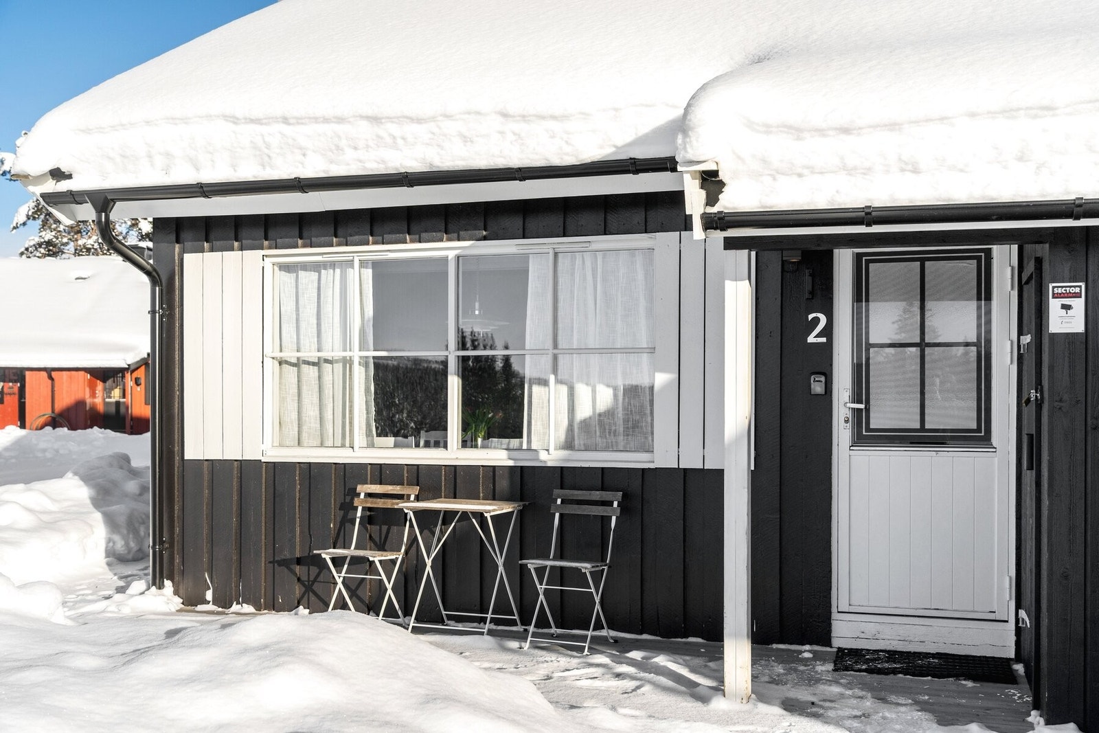 Inngangsparti med platting og plass til møblering. Galleribilde