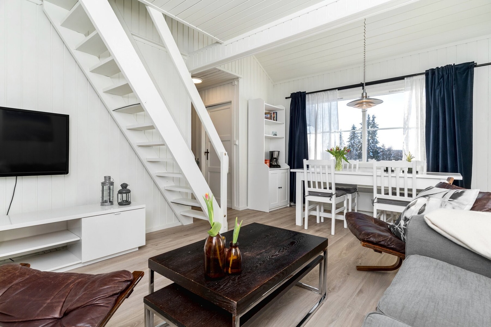 Åpen og lys stue ideell for hyggelige stunder. Galleribilde