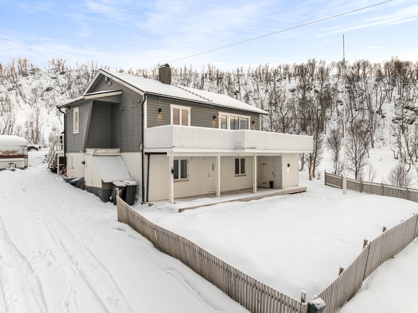 Eiendommen har idyllisk og naturnær beliggenhet, med flotte turmuligheter rett utenfor døren og umiddelbar nærhet til havet og det rike fiskelivet. Galleribilde
