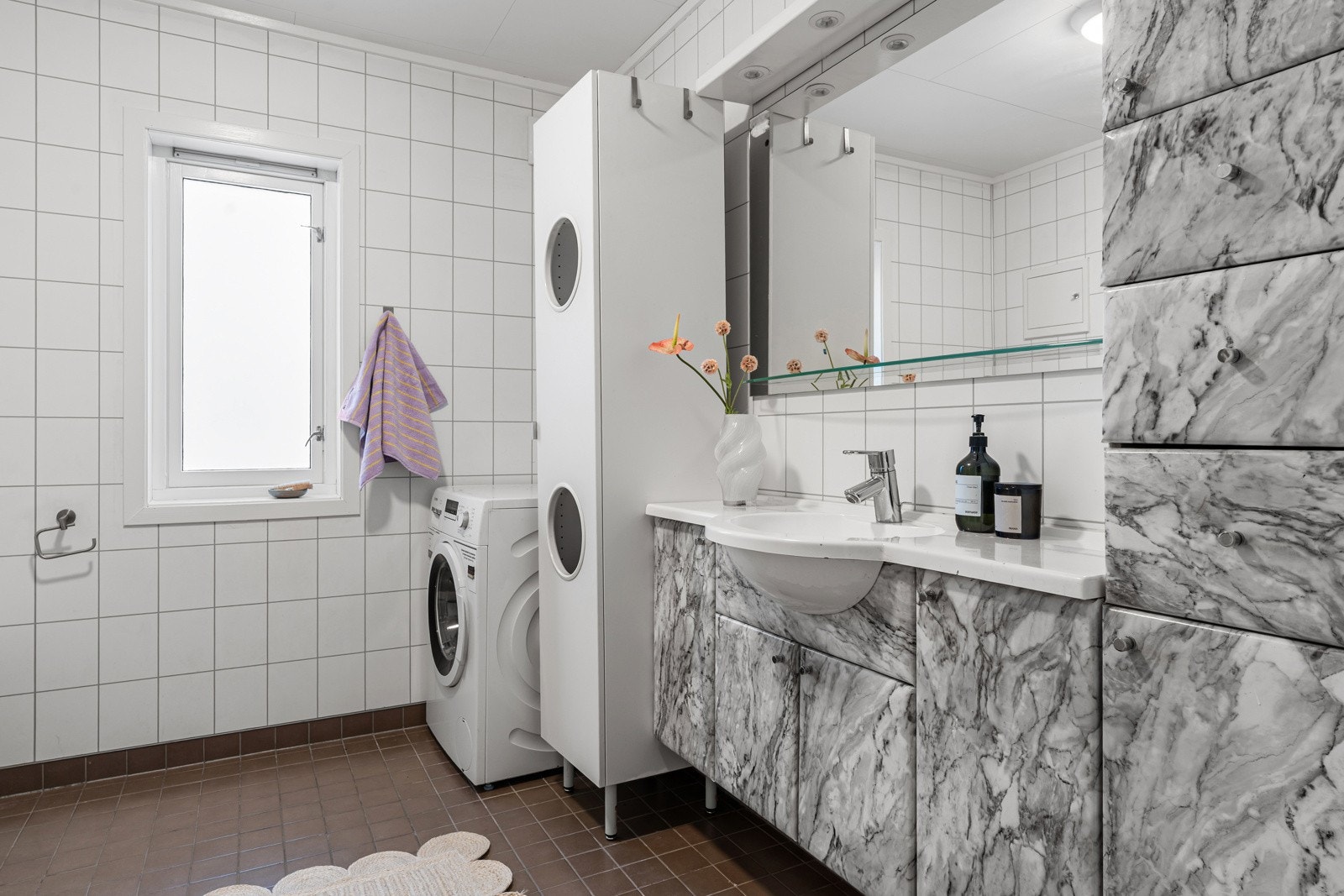 Gulvet er flislagt og har elektriske varmekabler. Galleribilde