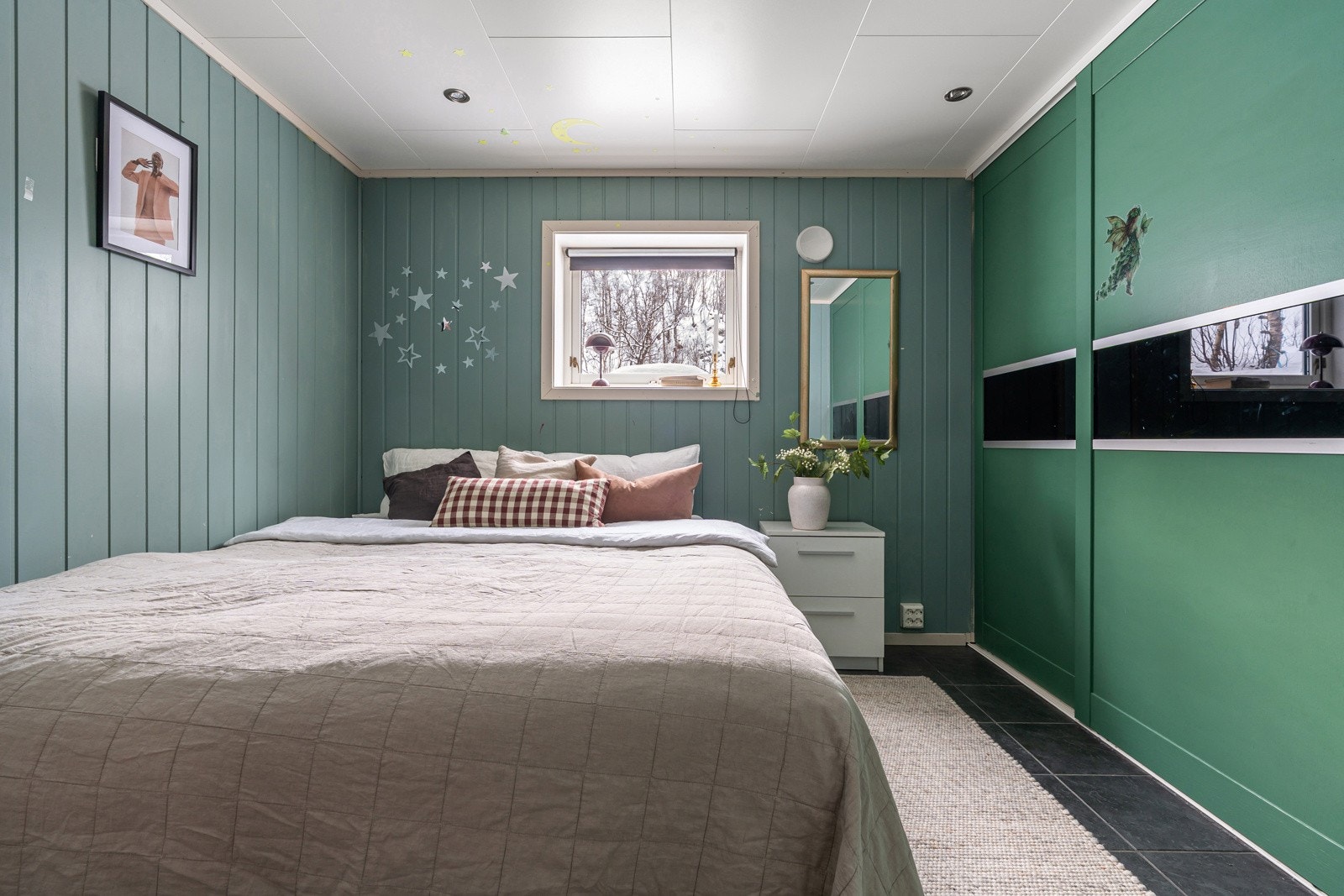 Det er etablert 3 soverom i 1.etasje. Galleribilde