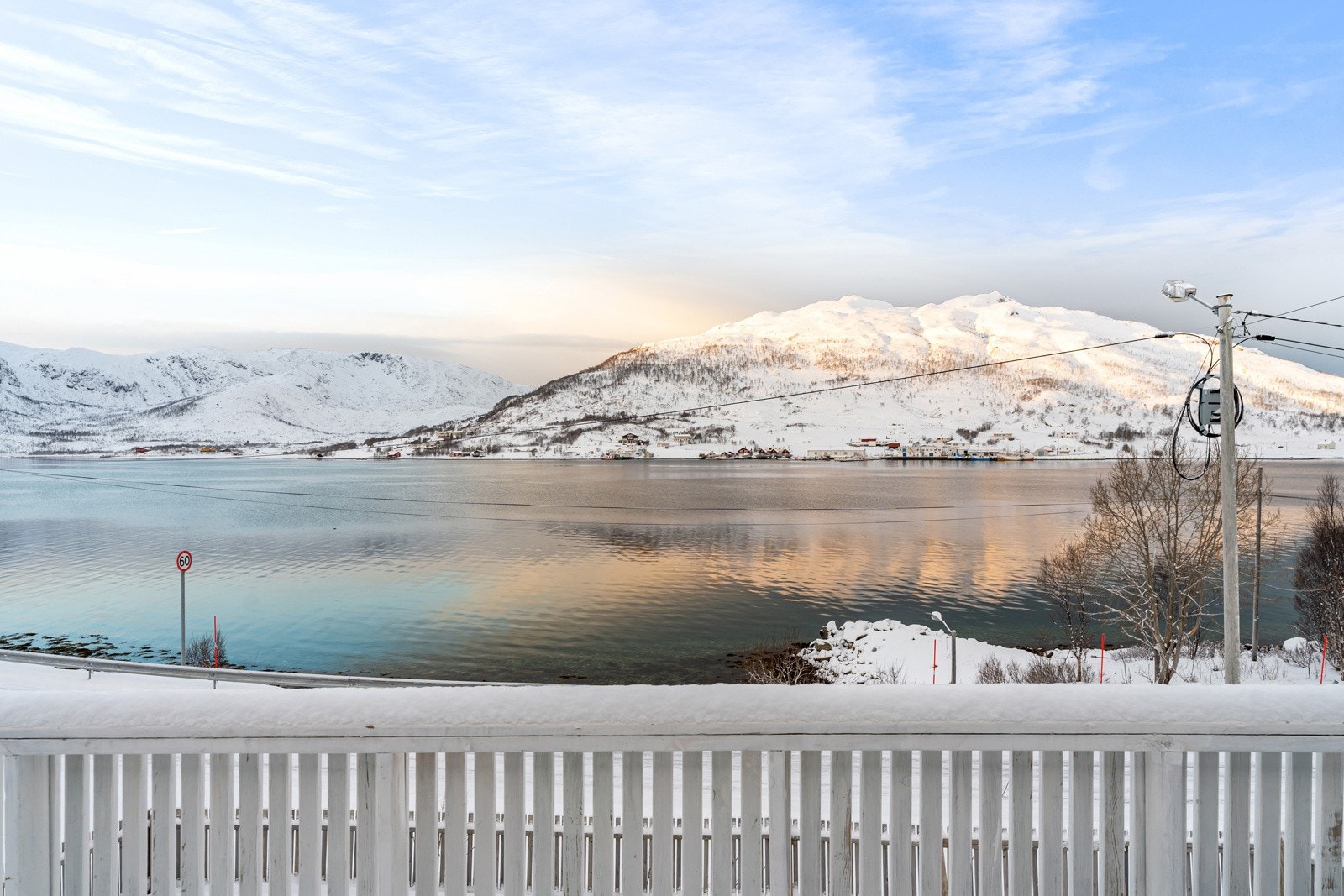 Flott enebolig med strandlinje og nærhet til naturen og flotte turområder. Galleribilde