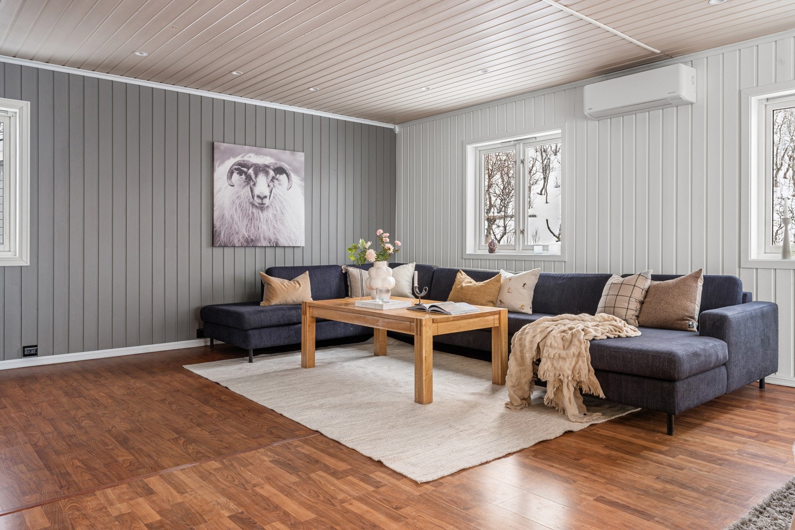 Det er installert varmepumpe(2024) og vedfyring for god oppvarming. Galleribilde