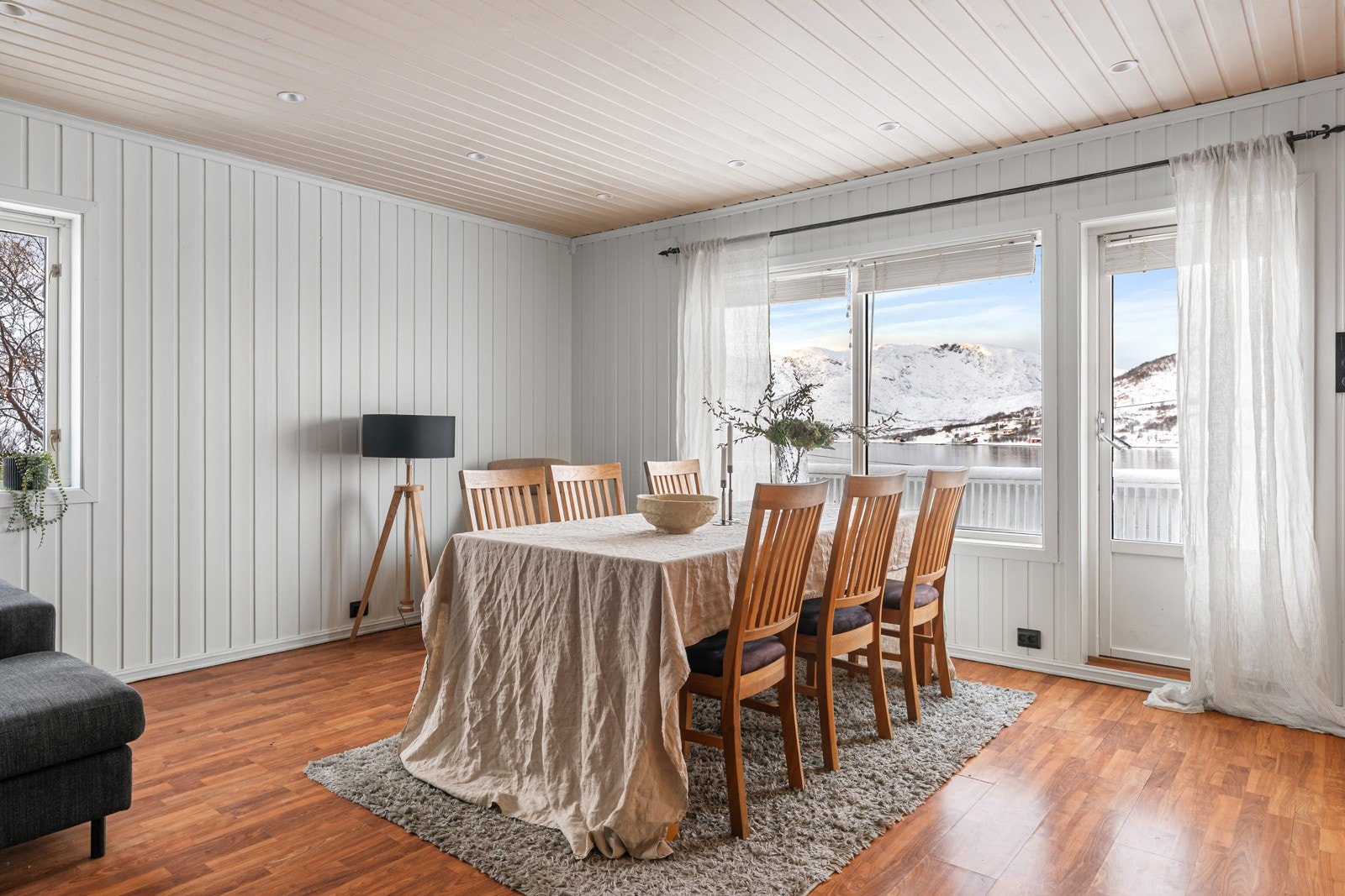 Boligen har meget god planløsning som går over to plan. Galleribilde