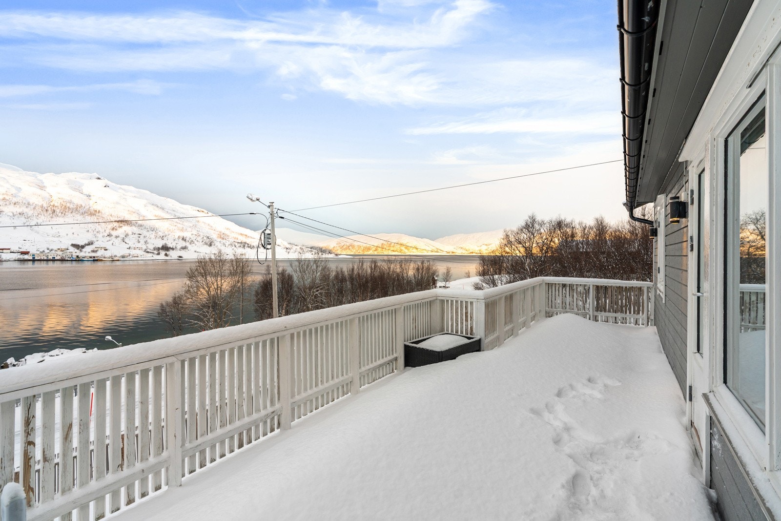 På den romslige verandaen er det god plass til utemøbler og grill. Galleribilde