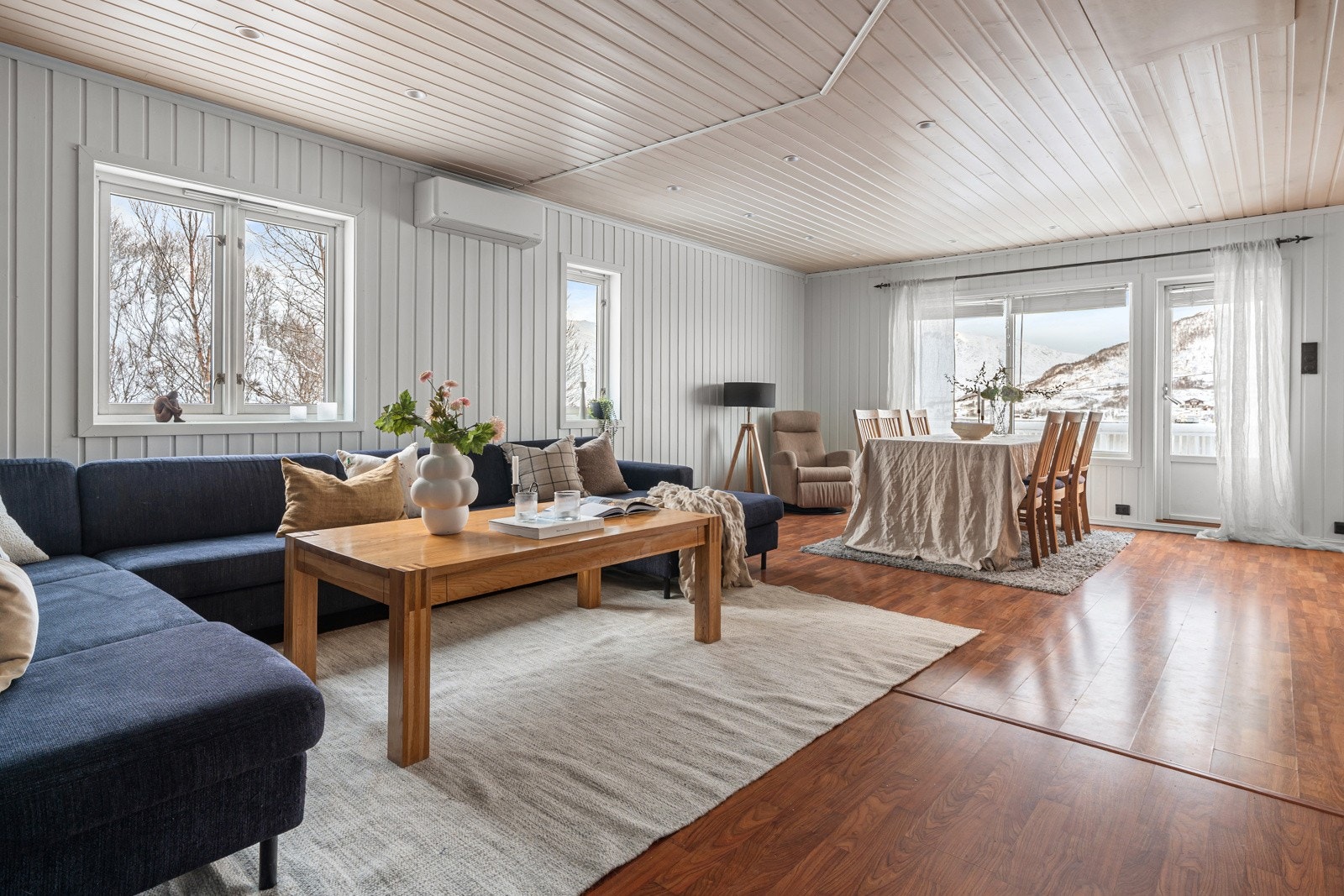 Store vinduer som sørger for godt med naturlig lysinnslipp, som gir rommet en lett og luftig følelse. Galleribilde