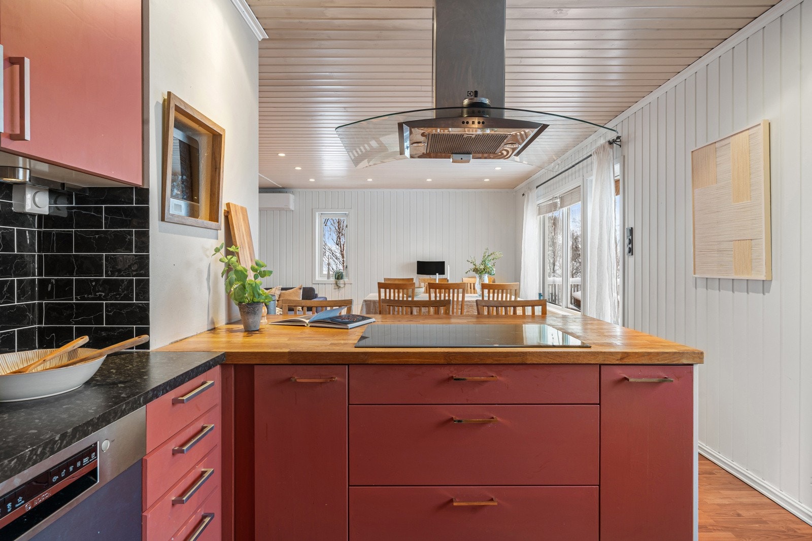 Kjøkkenet ligger adskilt fra stuen og har barløsning. Galleribilde