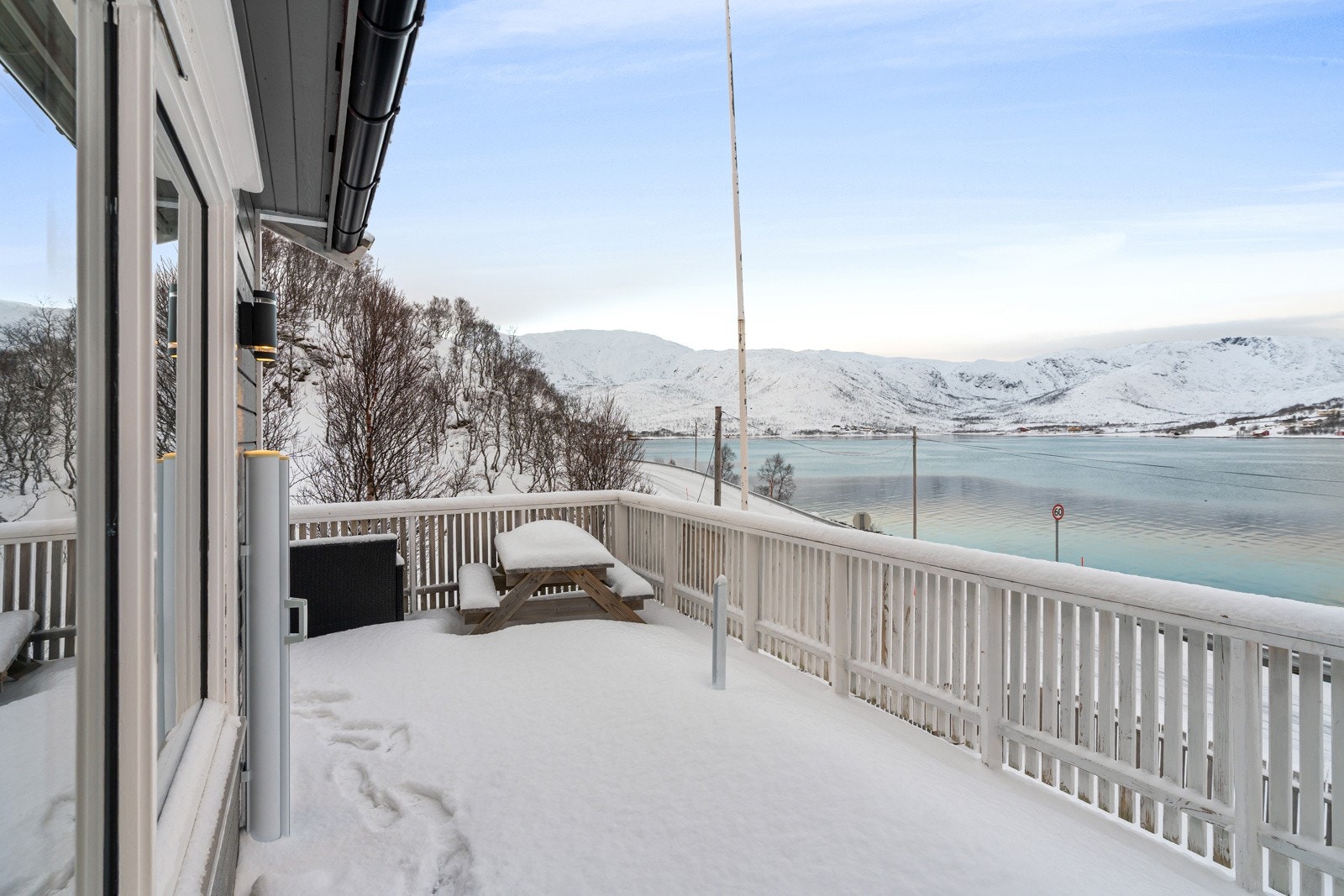 Fra stuen er det utgang til stor veranda som har meget gode sol- og utsiktsforhold. Galleribilde