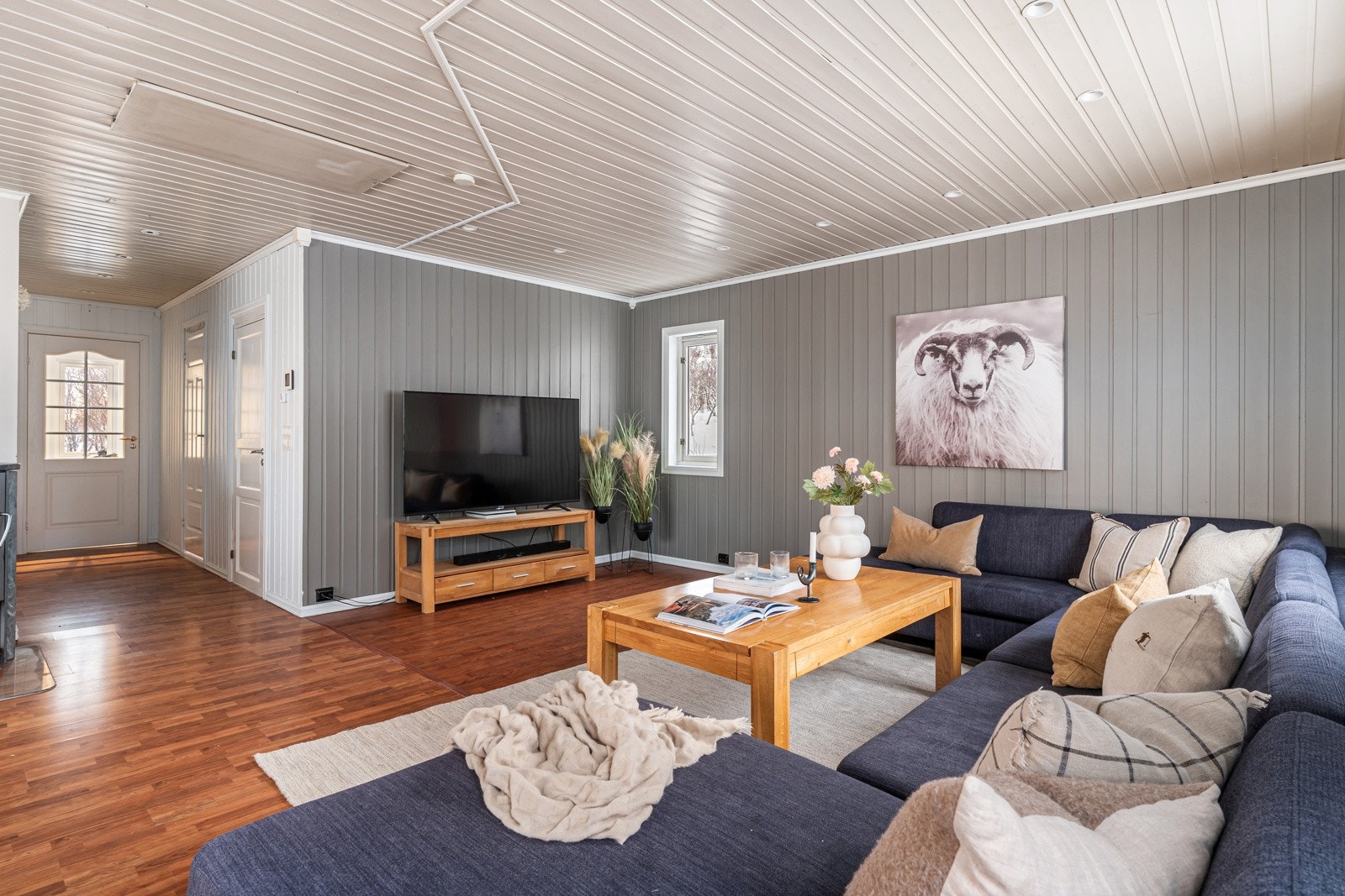 Stuen nyter en praktisk planløsning som gjør det enkelt å møblere. Galleribilde