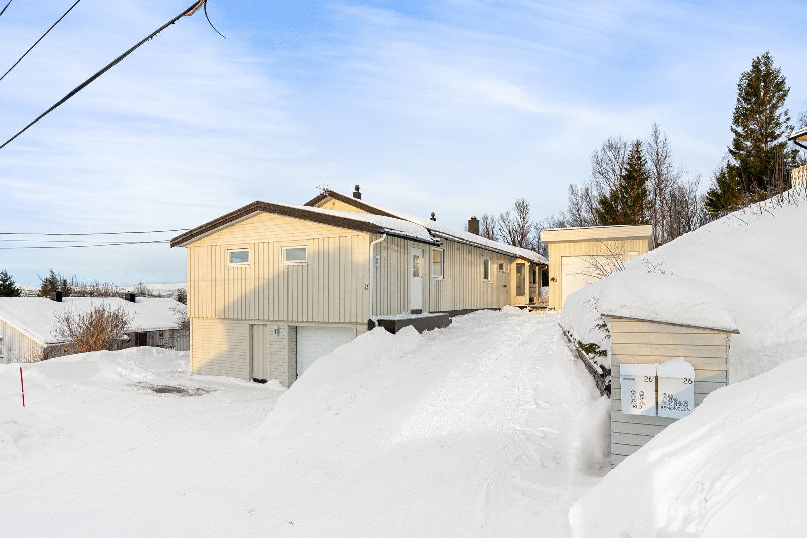 To garasjer! Fastbygd garasje m/ innlagt vann og strøm, i tillegg til en nyere garasje fra 2020 med innlagt strøm.