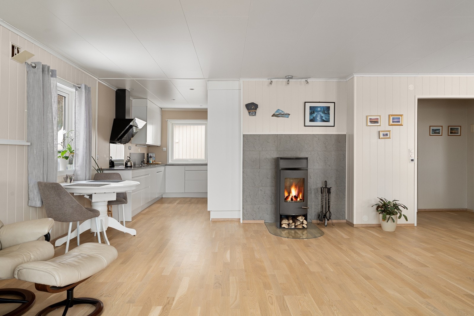 Det er åpen stue- og kjøkkenløsning, som skaper et fantastisk allrom for hele familien