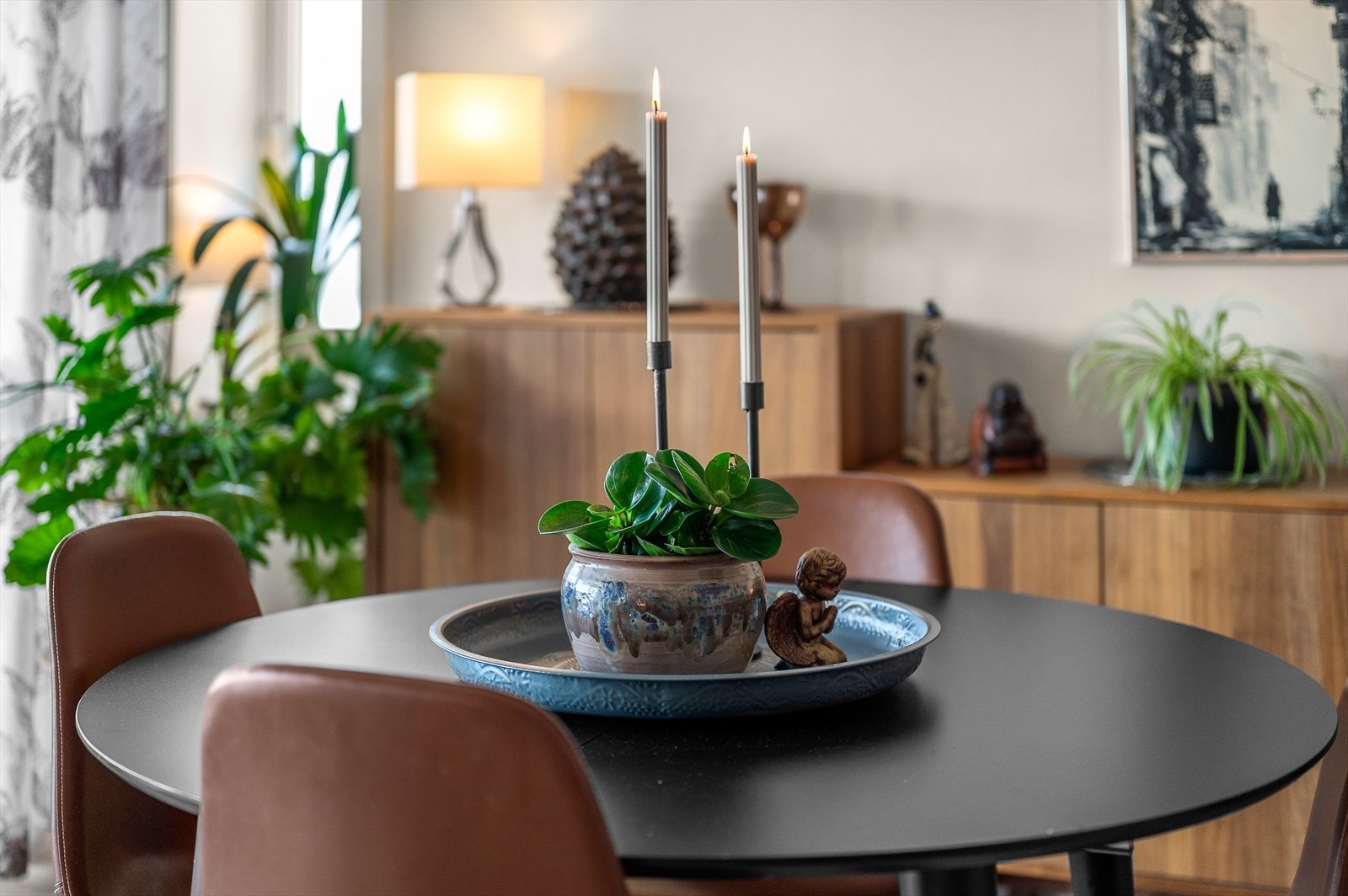 Spisebordet fungerer som et naturlig bindeledd mellom stue og kjøkken. Galleribilde