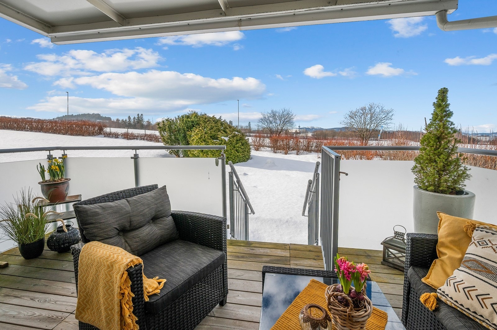 Borettslaget har en stor felles hage man kan benytte til selskap, lek eller for å nyte sola. Galleribilde