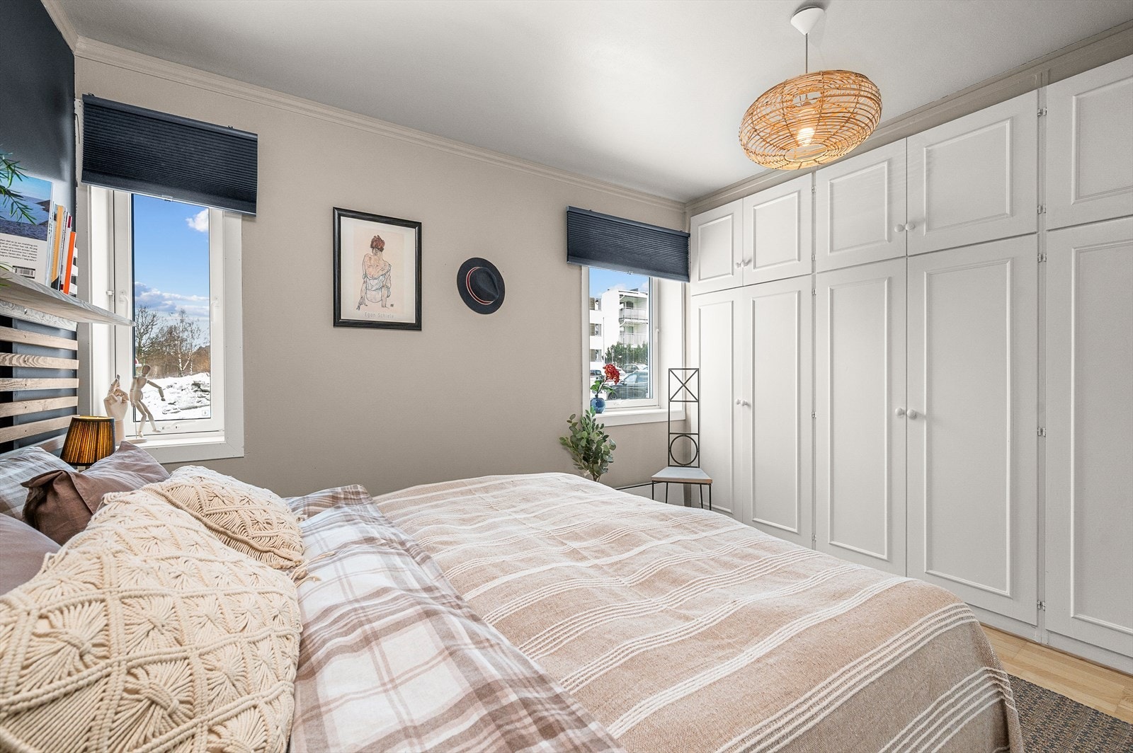 Romslig soverom med hel vegg av garderobeskap som gir svært god og praktisk oppbevaringsplass. Store vinduer sørger for rikelig med naturlig lys. Galleribilde