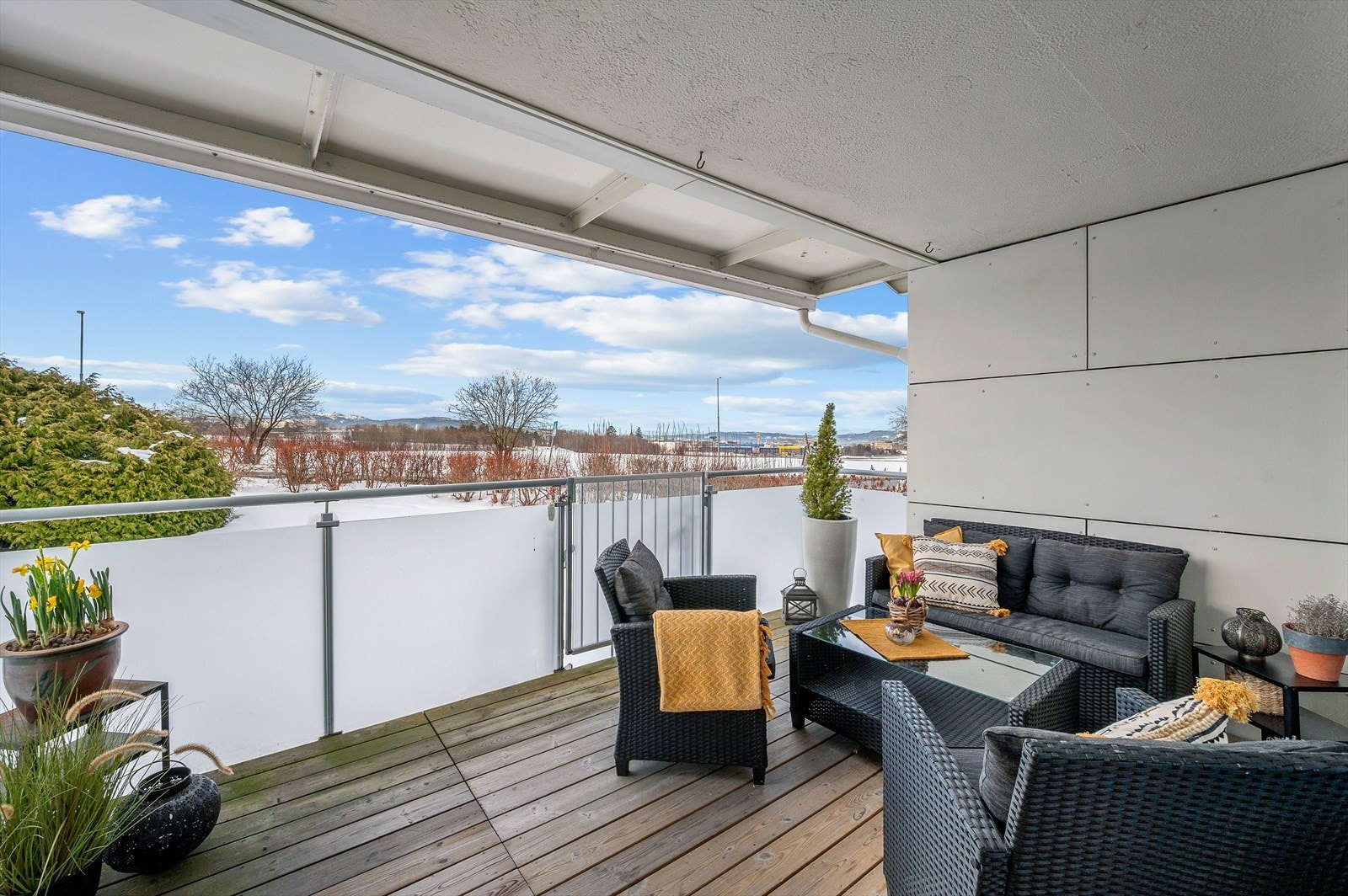 Vestvendt terrasse på 11m² med gode solforhold og god plass til ønsket utemøblement. Galleribilde