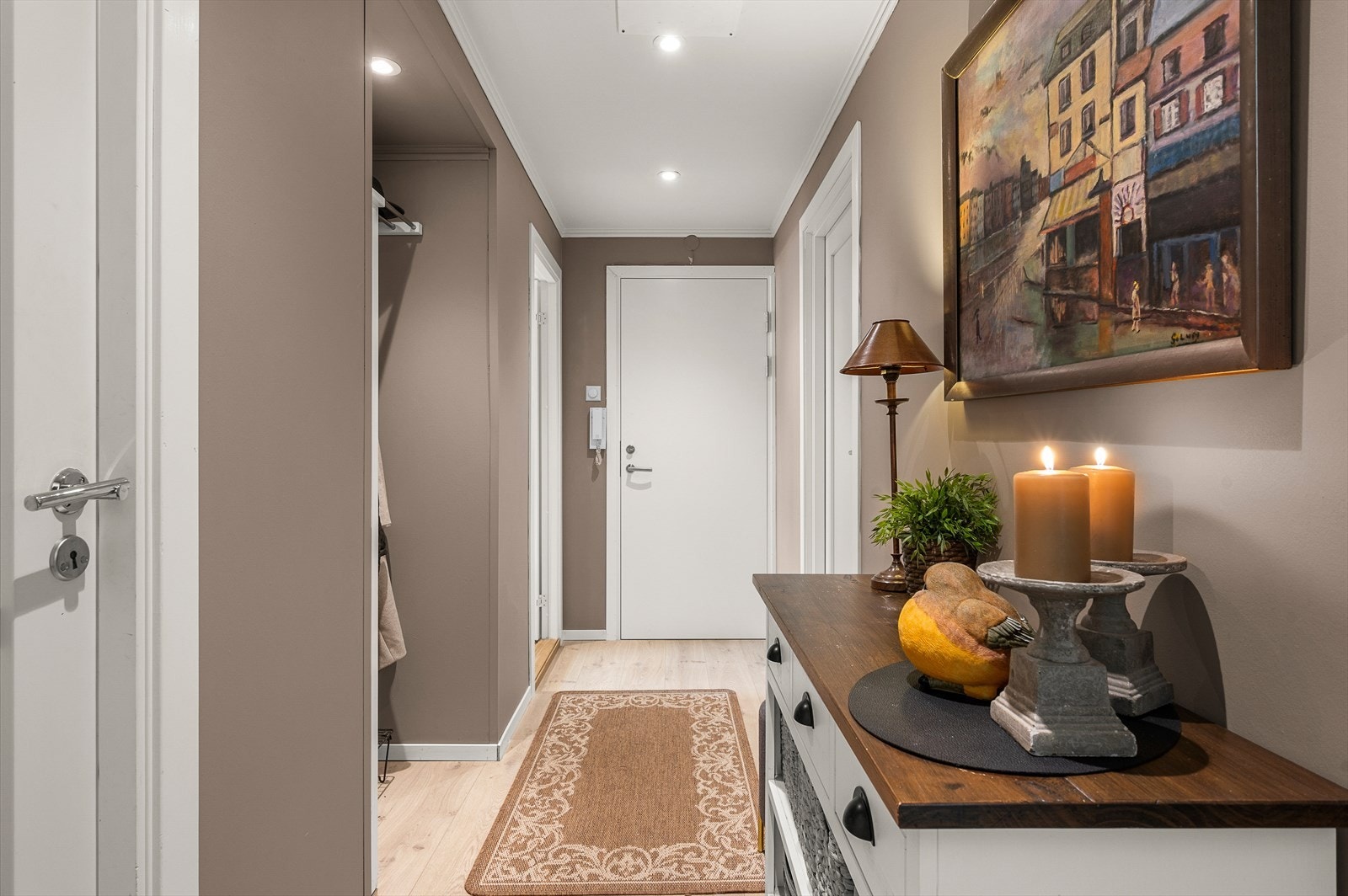 Innbydende entré med smarte oppbevaringsløsninger og stilrene overflater. Her får du et godt førsteinntrykk. Galleribilde