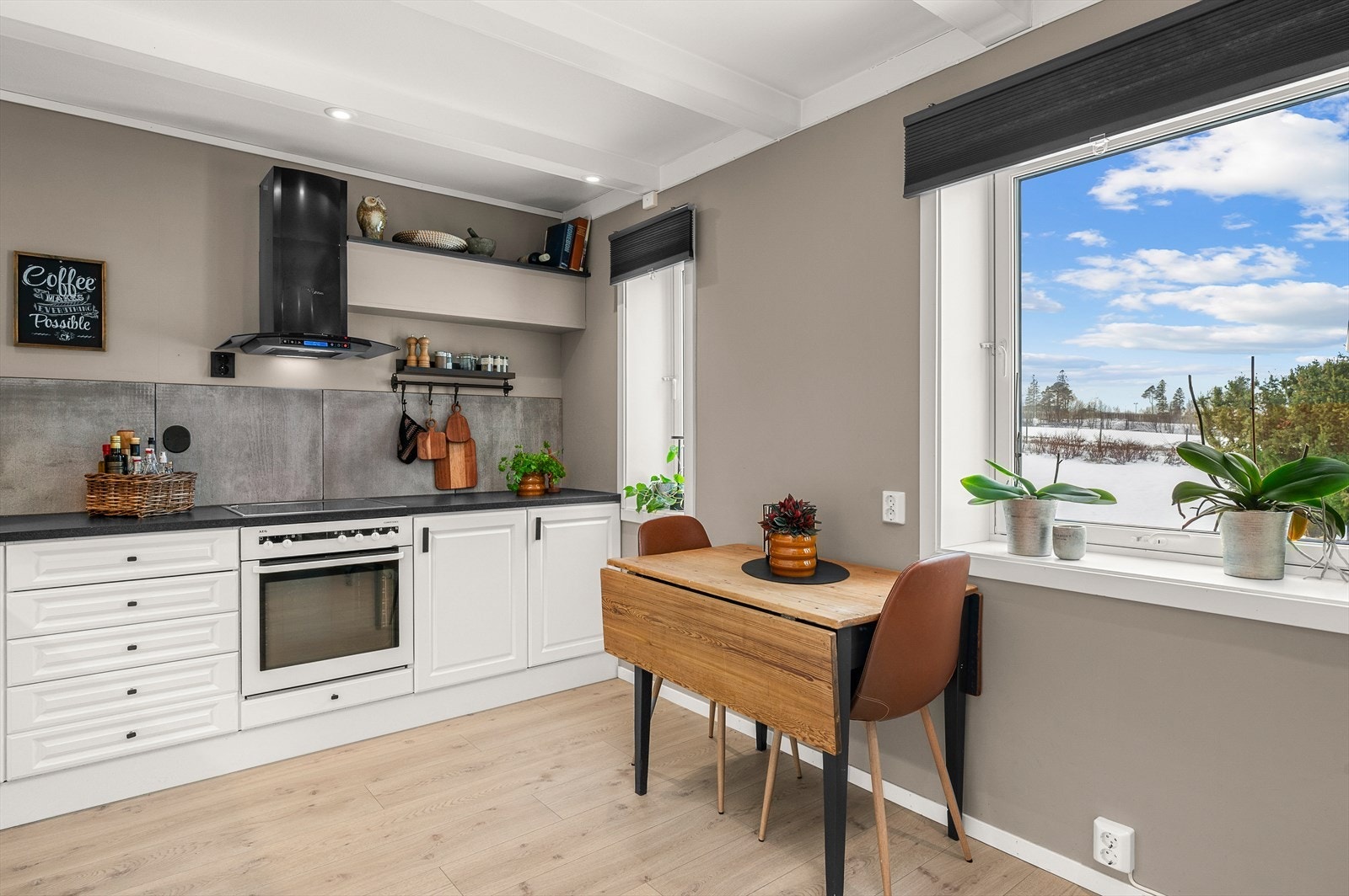 Det er integrert platetopp, stekeovn, oppvaskmaskin og kombinert kjøl og fryse skap. Galleribilde