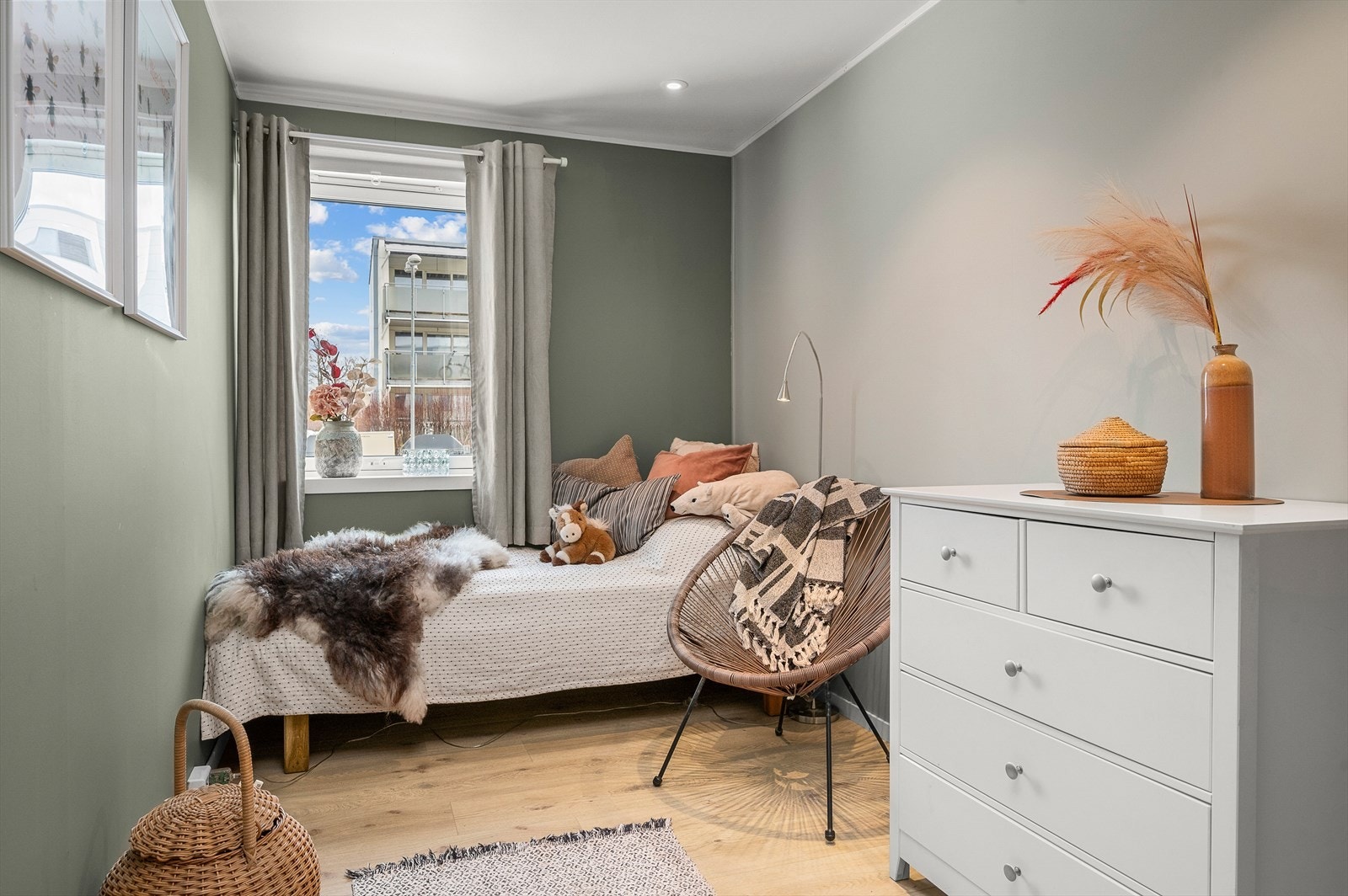 Soverom 2 er oppmålt til 7,5 m² - Her har du god plass til kommode, seng og nattbord. Galleribilde