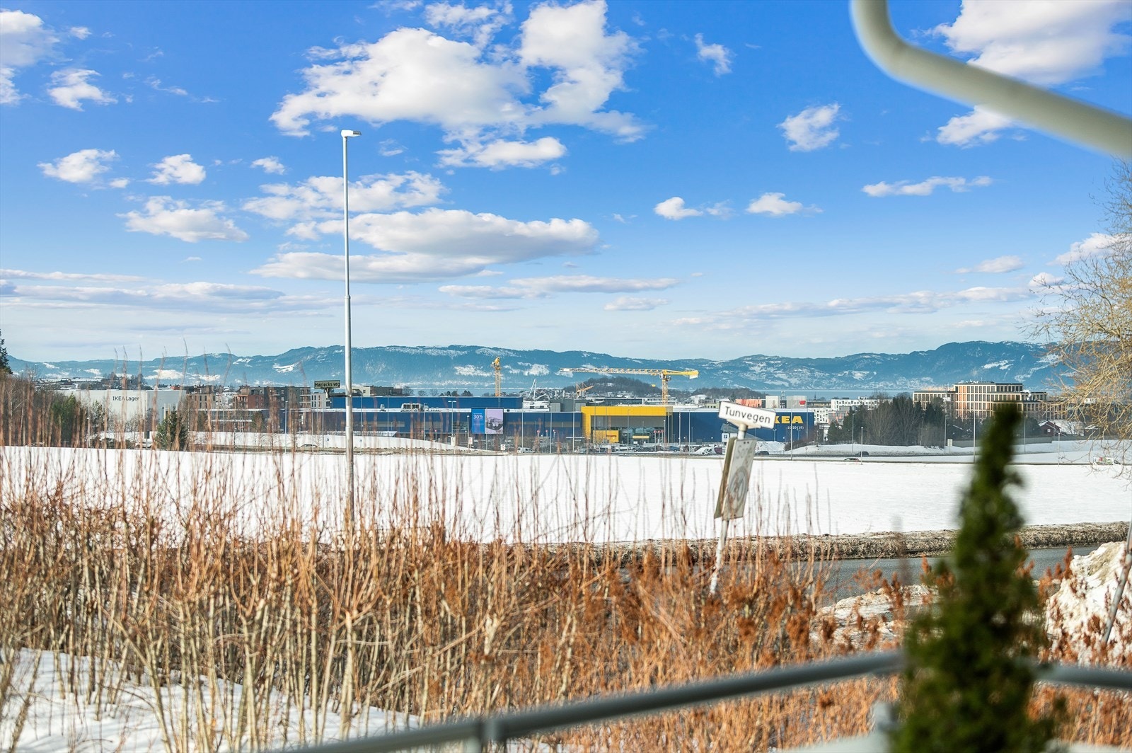 Attraktiv beliggenhet med åpent utsyn og nærhet til større handelsområder. Her bor du sentralt og praktisk i hverdagen. Galleribilde