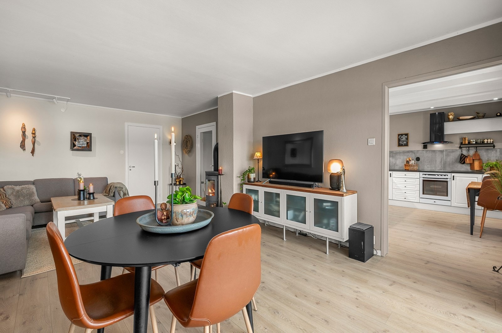 Her får du en luftig stue på hele 30 m². Vedovnen skaper en lun atmosfære og bidrar med å senke oppvarmingsutgiftene. Galleribilde