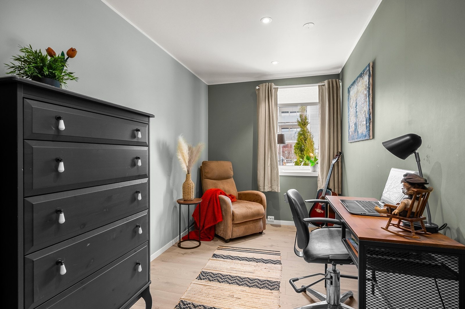 Soverom 2 er oppmålt til 7,5 m² - Rommet egner seg godt til gjesterom, kontor eller barnerom. Galleribilde