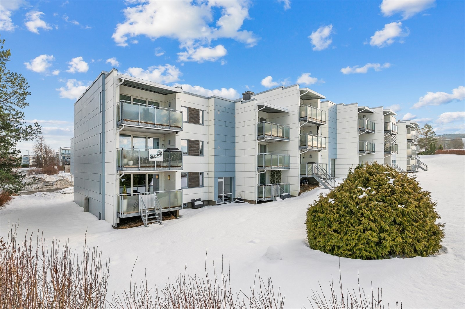 Tunvegen Borettslaget har 15 frittstående garasjer i rekke og 33 parkeringsplasser m/motorvarmer som leies ut til andelseierne. Galleribilde