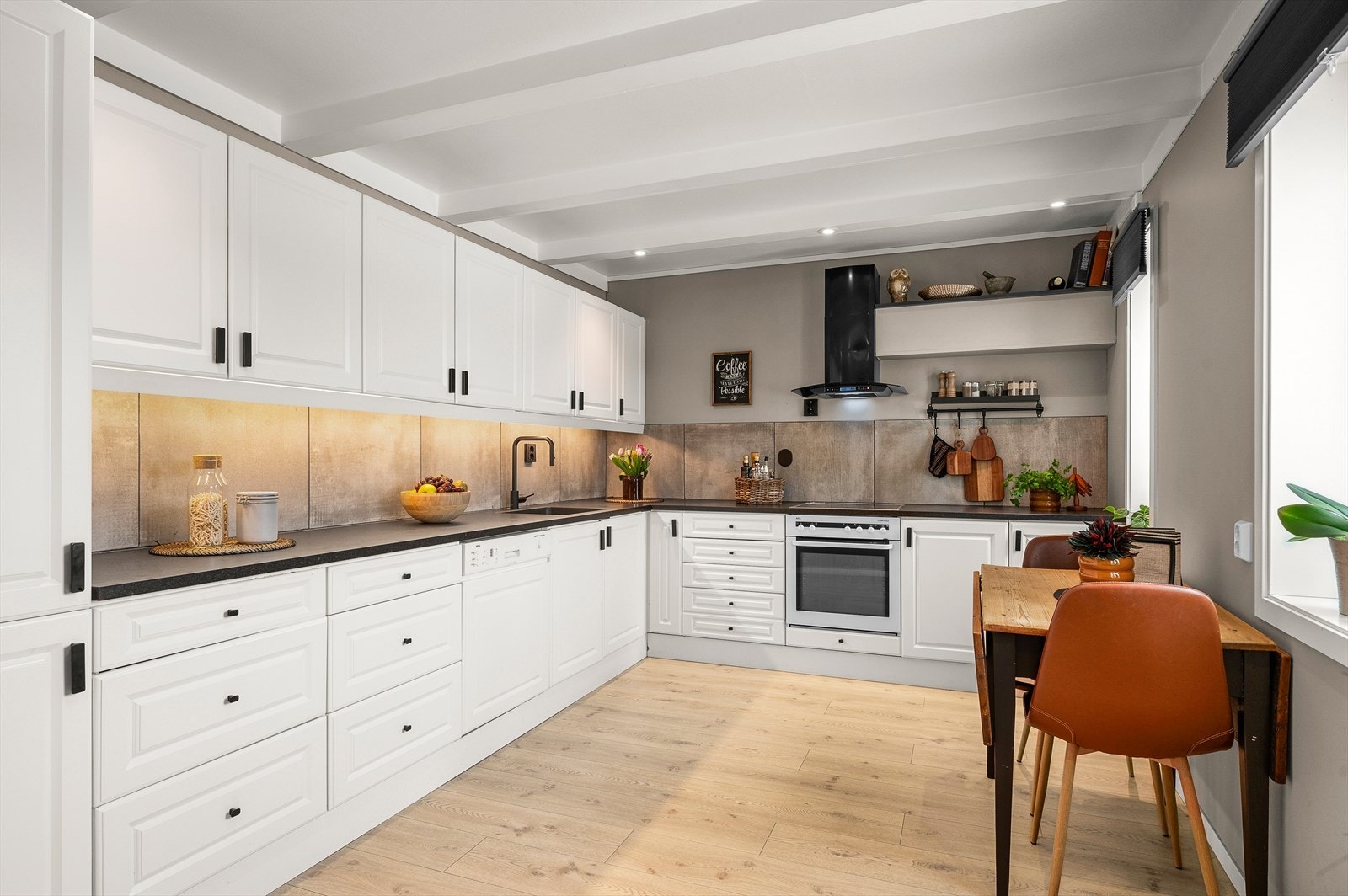 Leiligheten holder en gjennomgående god standard med tilstandsgrad 1 på kjøkken. Galleribilde