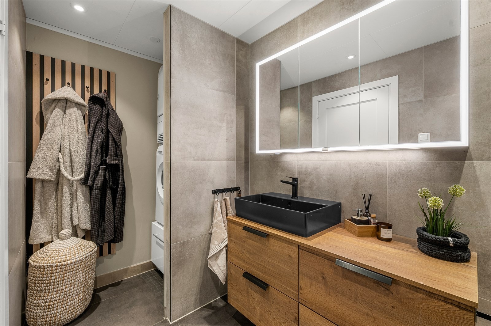 Badet er oppmålt til hele 7 m² - Det er etablert en smart adskilt løsning for vaskemaskin og tørketrommel. Galleribilde