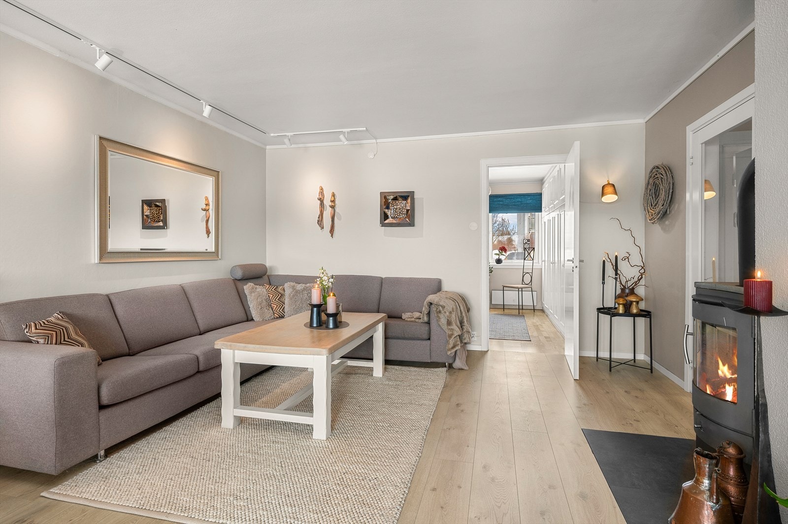 Siden 2022 er leiligheten betydelig oppusset, og presenterer seg i dag med en gjennomført og meget god standard. Galleribilde