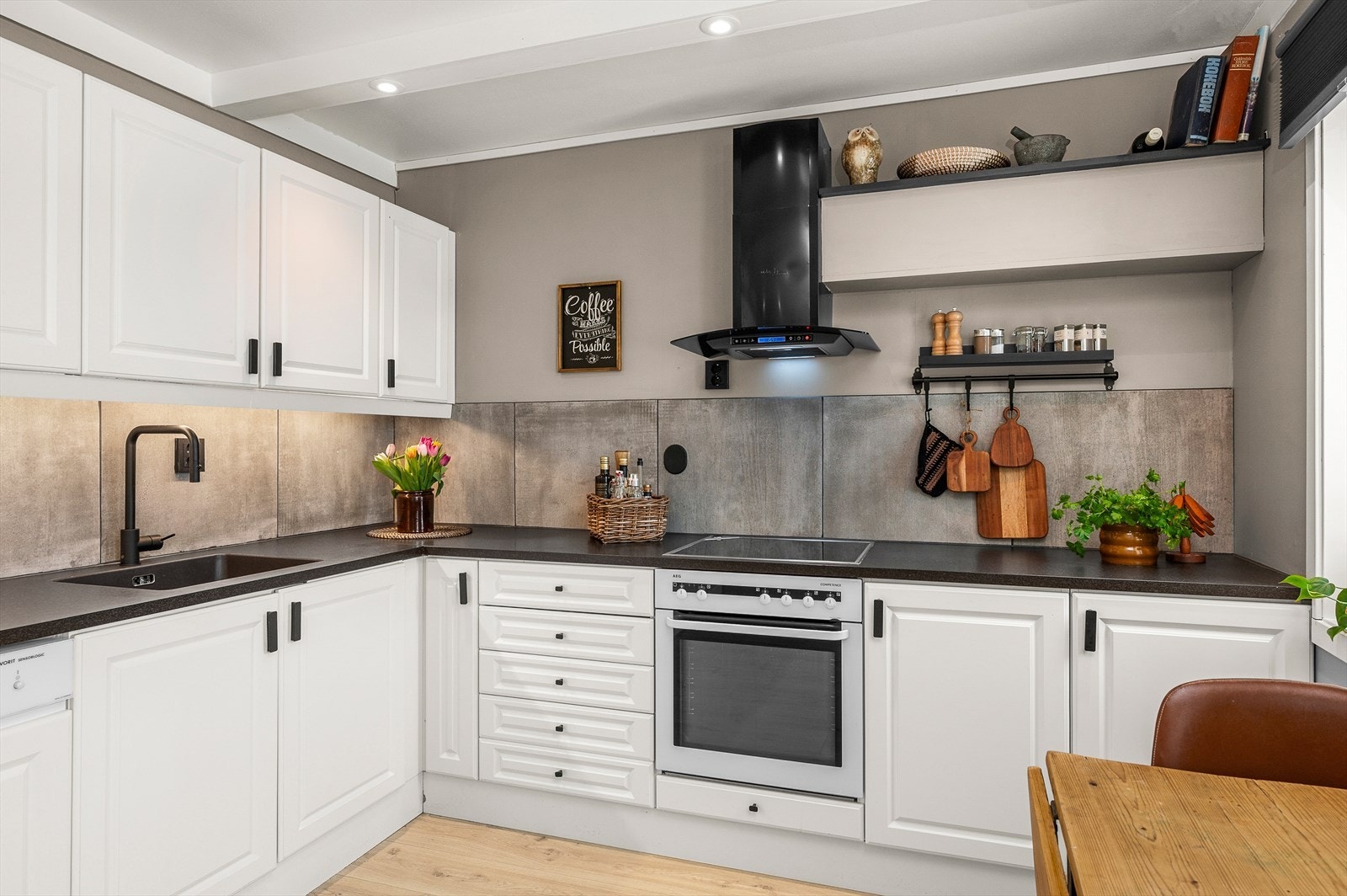 Kjøkkenet har mye lagringsplass i over- og underskap. Kjøkkenet er oppmålt til 12,5 m². Galleribilde